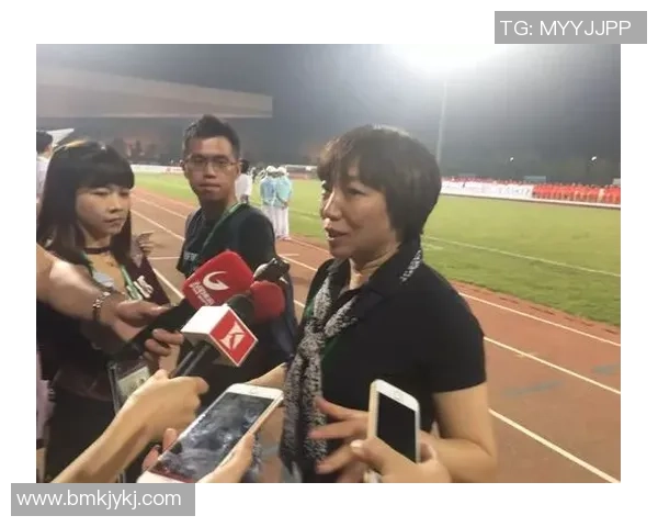 年轻足球球星女友的成长与支持：从幕后到台前的光辉历程