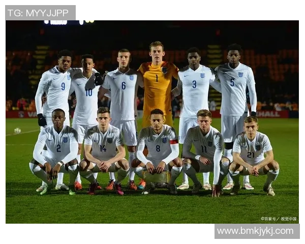 当足球巨星独自起舞绿茵场化为闪耀舞台全场为之沸腾