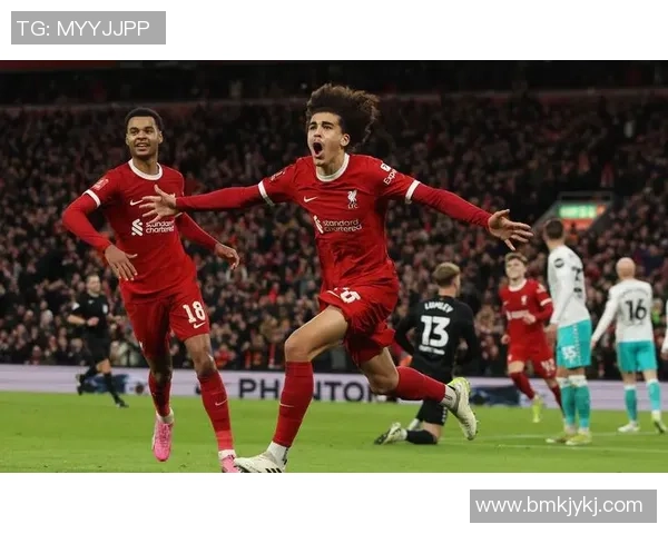 球星儿子踢足球笑翻全场 网友调侃：未来巨星的搞笑启蒙之路